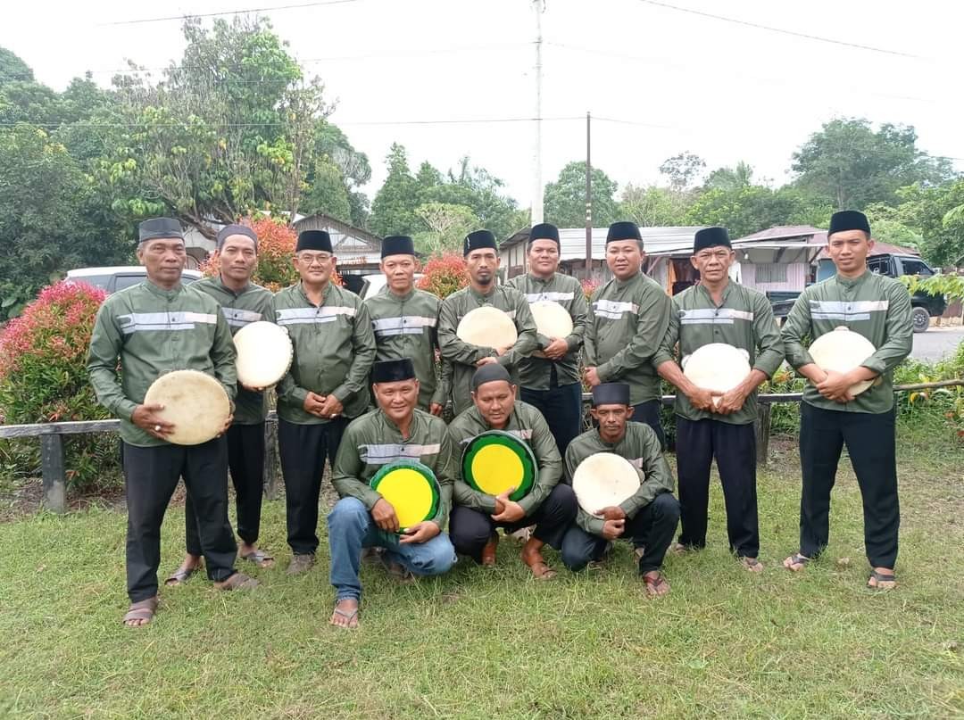 PT Timah Tbk Berikan Bantuan Kepada Kelompok Hadrah Desa Padang