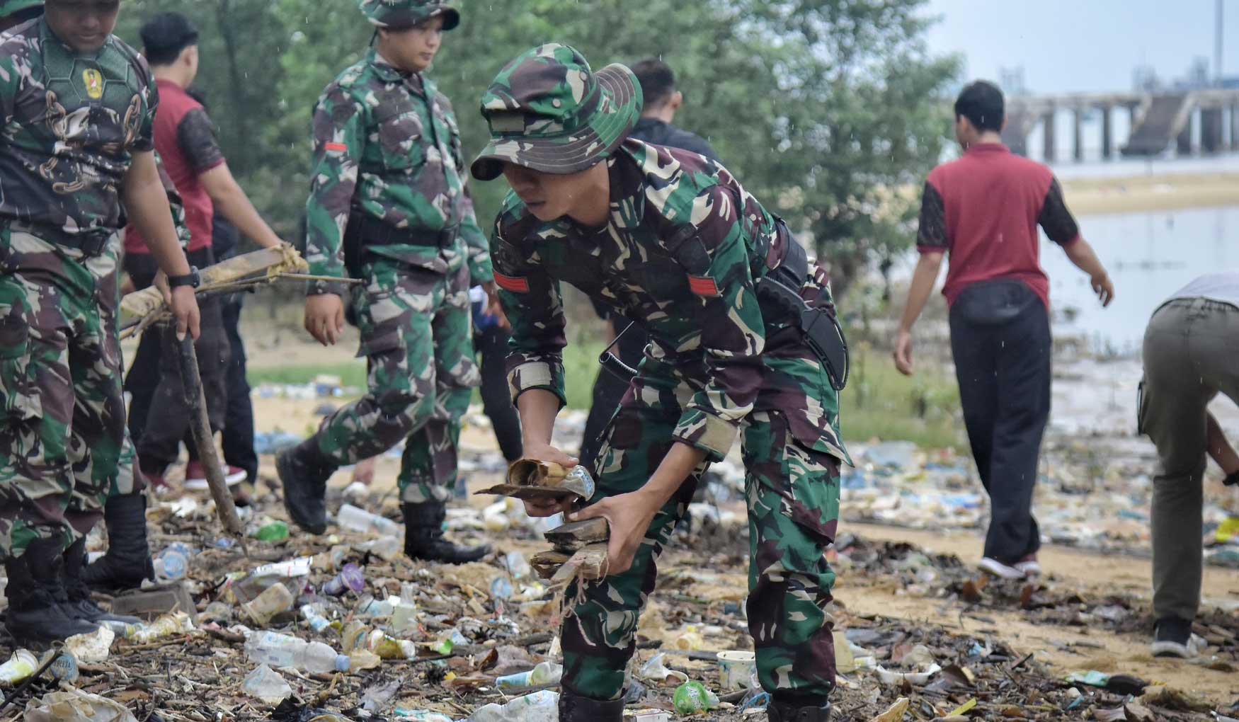 250 Personel Kodim 0431/Bangka Barat Bersih Sampah di Aliran Sungai