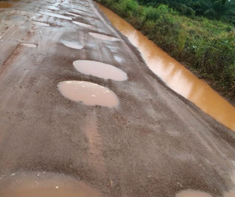 Jalan Pijal Melayu Bagai Kubangan Kerbau, Kades Keposang Akan Panggil Para Pengusaha 