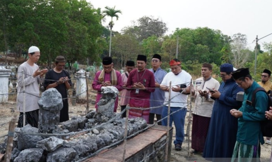 Puluhan Warga Tabur Doa dan Bunga Peringati Hari Jadi Kota Mentok