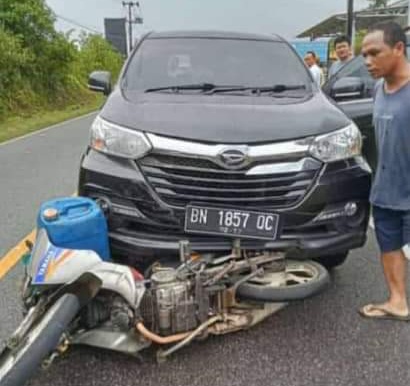 Pedagang Sayur Terpeleset, Xenia Ngerem Mendadak, Brakkk...