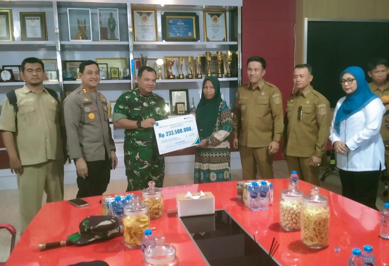 Bangka Serahkan Jaminan Kecelakaan Kerja ke Keluarga Nelayan Tersambar Petir