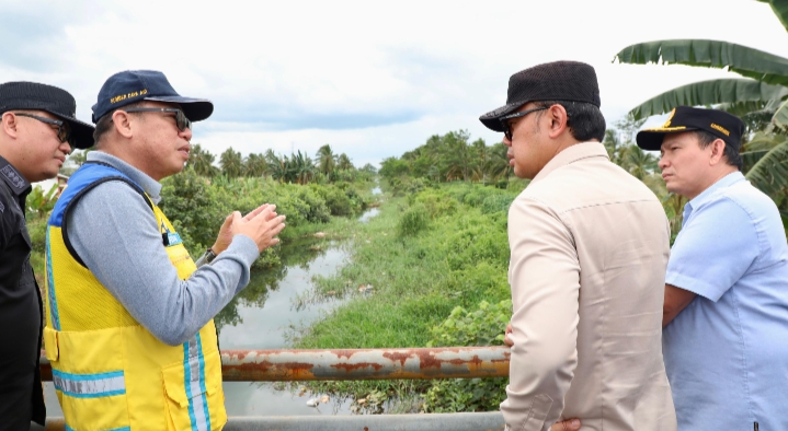 Tinjau Irigasi di Banyuasin, Wamendagri Bima Arya Tegaskan Pentingnya Perbaikan Irigasi