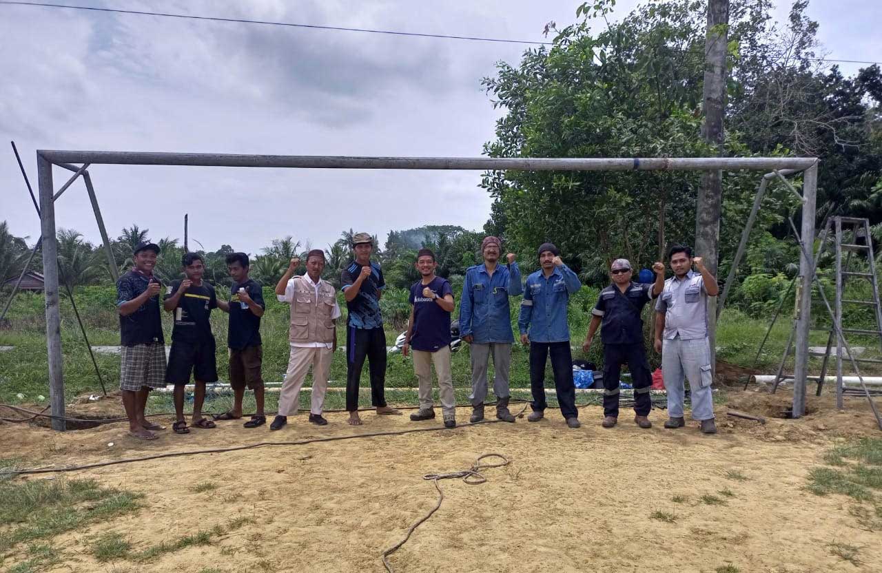 Karyawan PT Timah Tbk Bersama Pemuda Dusun Terabik Gotong Royong Dirikan Tiang Gawang