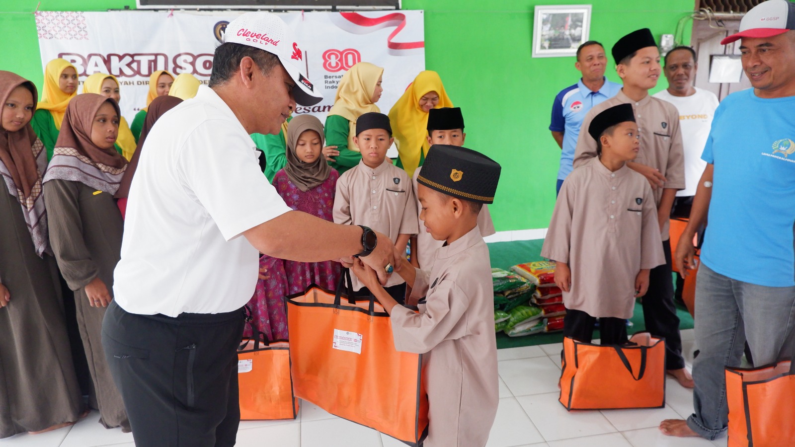 Lapas Narkotika Pangkalpinang Ikut Aksi Nyata Salurkan Bakti Sosial Sambut HUT ke-80 RI