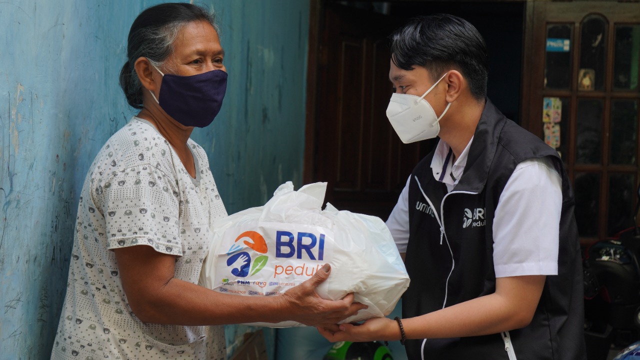 Berbagi Kasih di Hari Natal, BRI Salurkan Paket Sembako dan Santunan di Regional Office Seluruh Indonesia