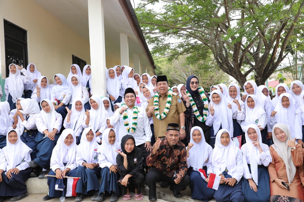 Gubernur Babel Hidayat Arsani Salurkan Bantuan Nyata untuk Pendidikan