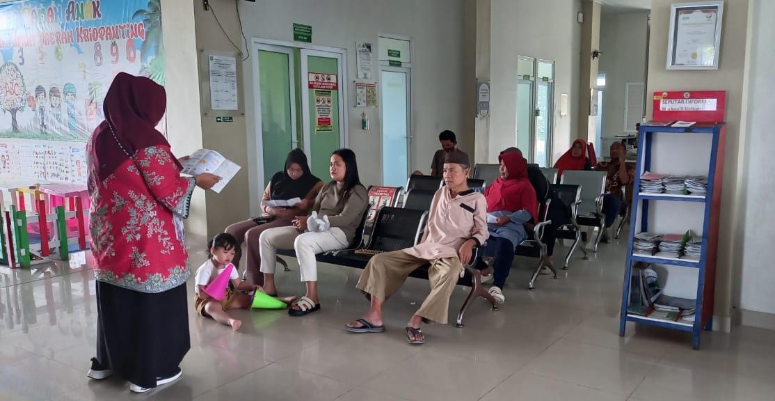 Pasien Antri Di Kriopanting Dapatkan Edukasi Kepiting 