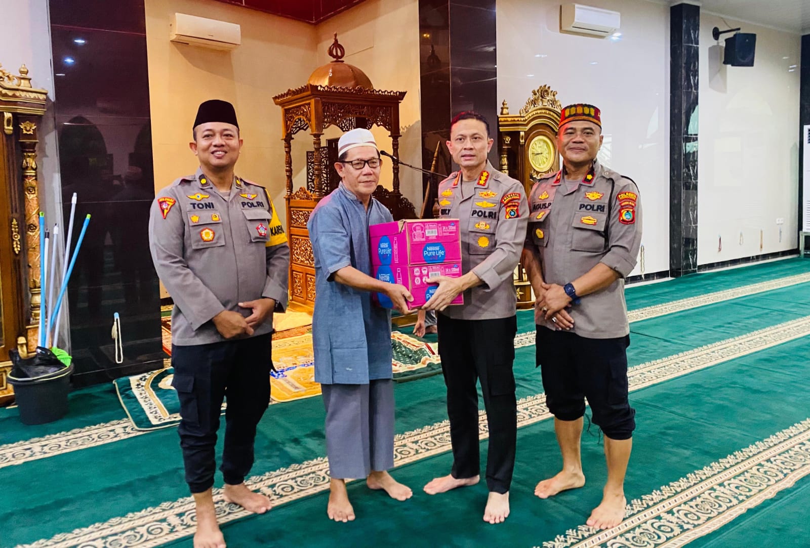 Polresta Pangkalpinang Gelar Bakti Masjid Ramadan, Kombes Pol Gatot Yulianto Ikut Bersih-bersih Masjid