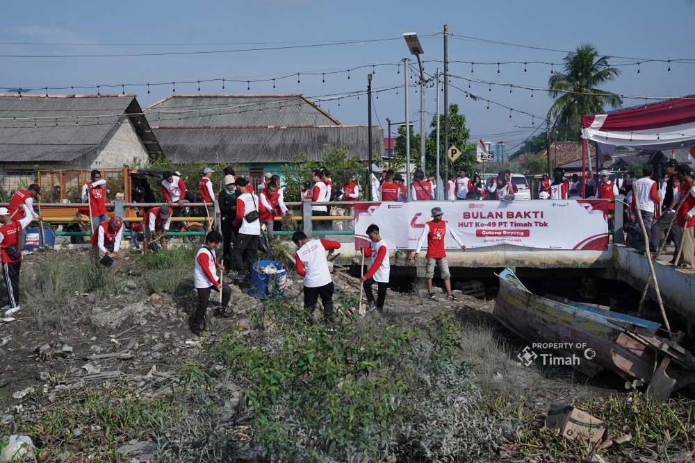 Karyawan PT Timah Bersama Masyarakat Opas Bersihkan Jalan hingga Bantaran Sungai Rangkui