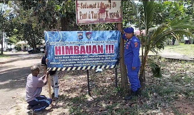 Satpolairud Polres Basel Pasang Spanduk Imbauan di Pantai Tanjung Kerasak