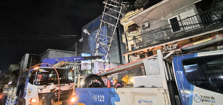PLN Bersama Pemkot Pulihkan Jaringan Listrik Pasca Kejadian Pohon Tumbang di Pangkalpinang