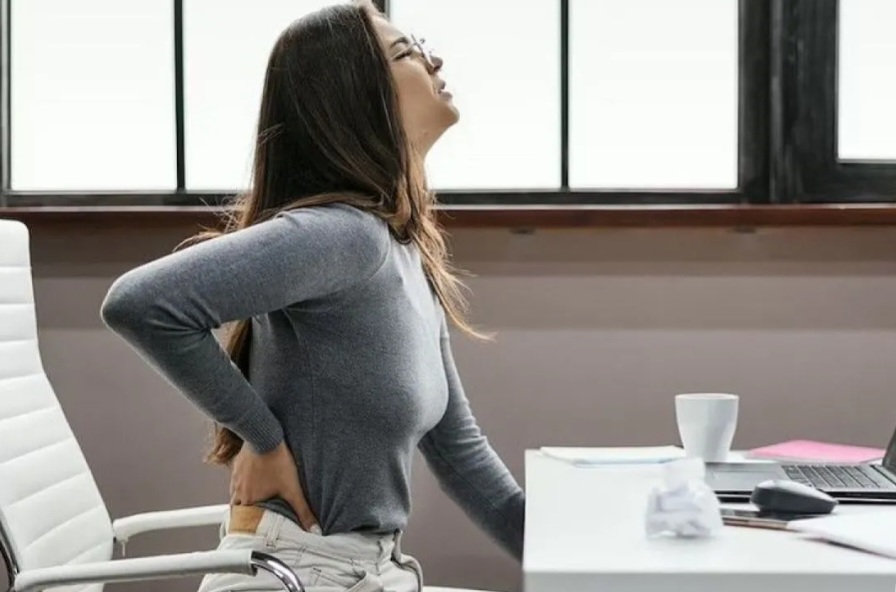 Nyeri Punggung Saat Duduk Lama, Begini Cara Mencegahnya