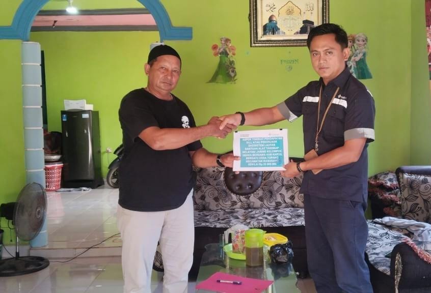 Tingkatkan Hasil Tangkapan Nelayan, PT Timah Tbk Serahkan Jaring untuk KUB Karya Bersatu 