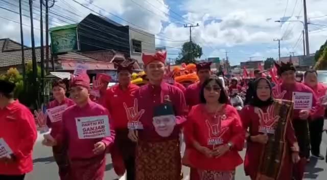 Diarak Barongsai dan Kuda Lumping ke KPU, Molen: PDIP Menang 2024!