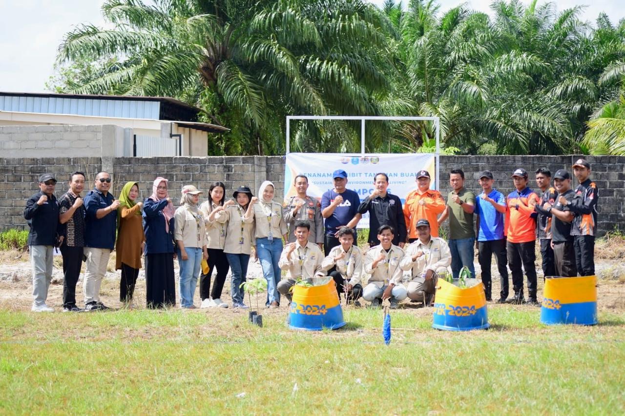 Mahasiswa KKN Universitas Pertiba Tanam 500 Bibit Buah di Desa Penyak