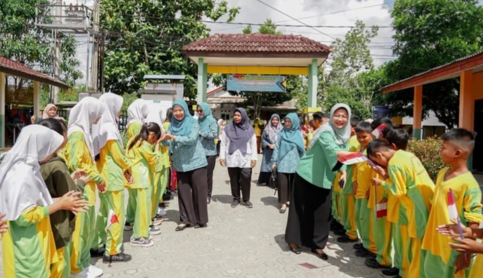 Pj Ketua Posyandu Pangkalpinang dan Babel Cek Pemberian Vaksin di SD 61