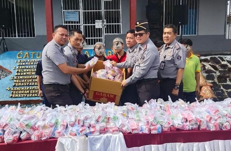 Peduli Kesehatan Warga Binaan, Kalapas Pangkalpinang Hidayat Bagikan 605 Paket Alat Mandi