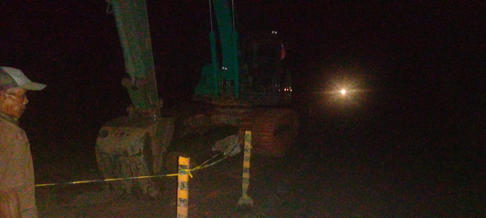 Excavator Parkir Pinggir Jalan, Seorang Pengendara Kaget, Akhirnya...