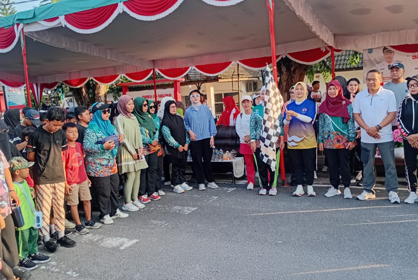 Sambil Jalan Santai dengan Warga Taman Sari, Wawako Dessy Pantau Lingkungan Masih Banyak Sampah