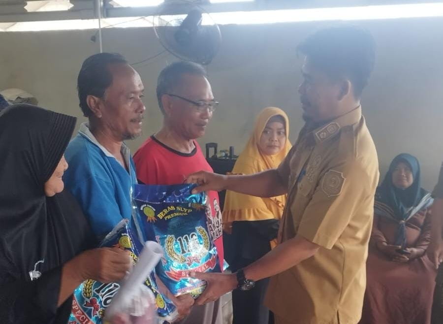 Penuhi Himbauan Gubernur, CV TMR Serahkan Bantuan CSR di Desa Bukit Layang