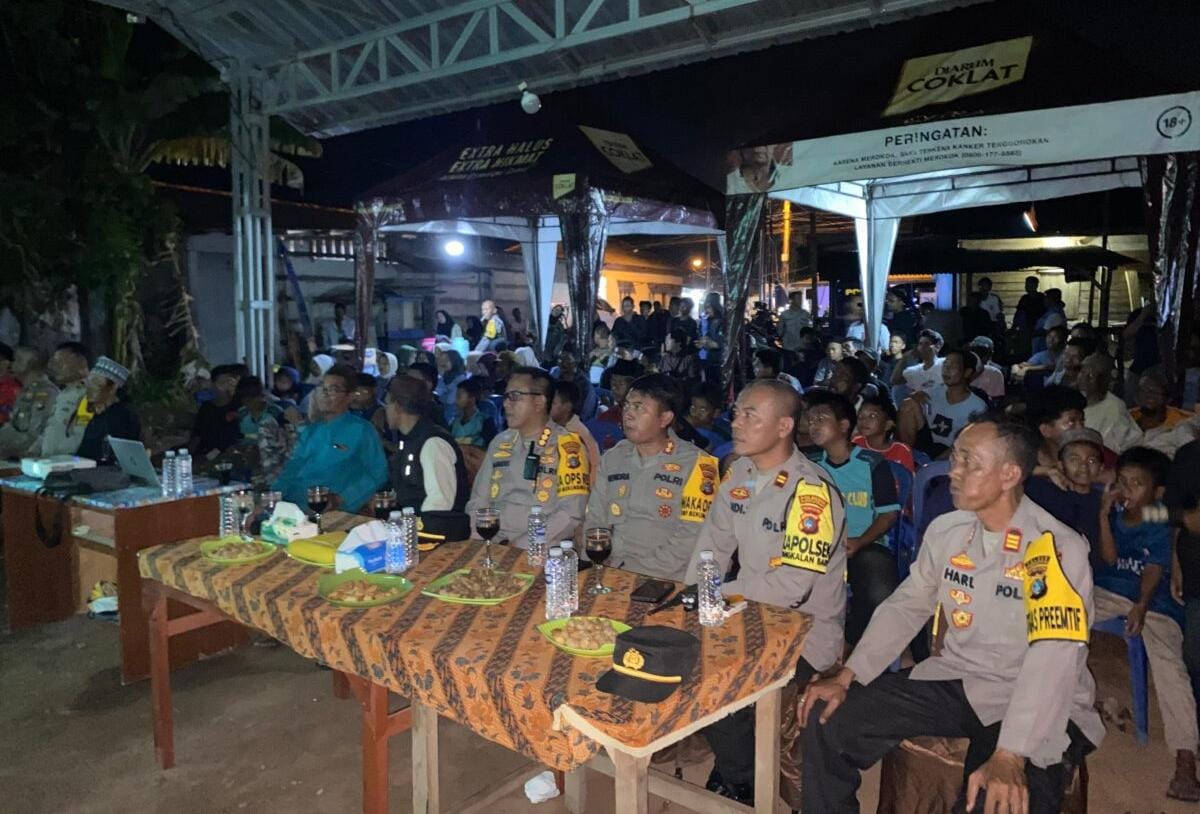 Polresta Pangkalpinang Gelar Nobar Indonesia-Vietnam Bersama Warga Batu Belubang