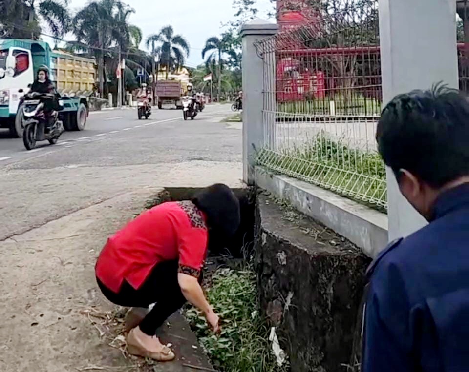 Tinjau Selokan Mampet Penyebab Banjir, Me Hoa Minta Ini ke Dinas PUPR dan Pihak Desa