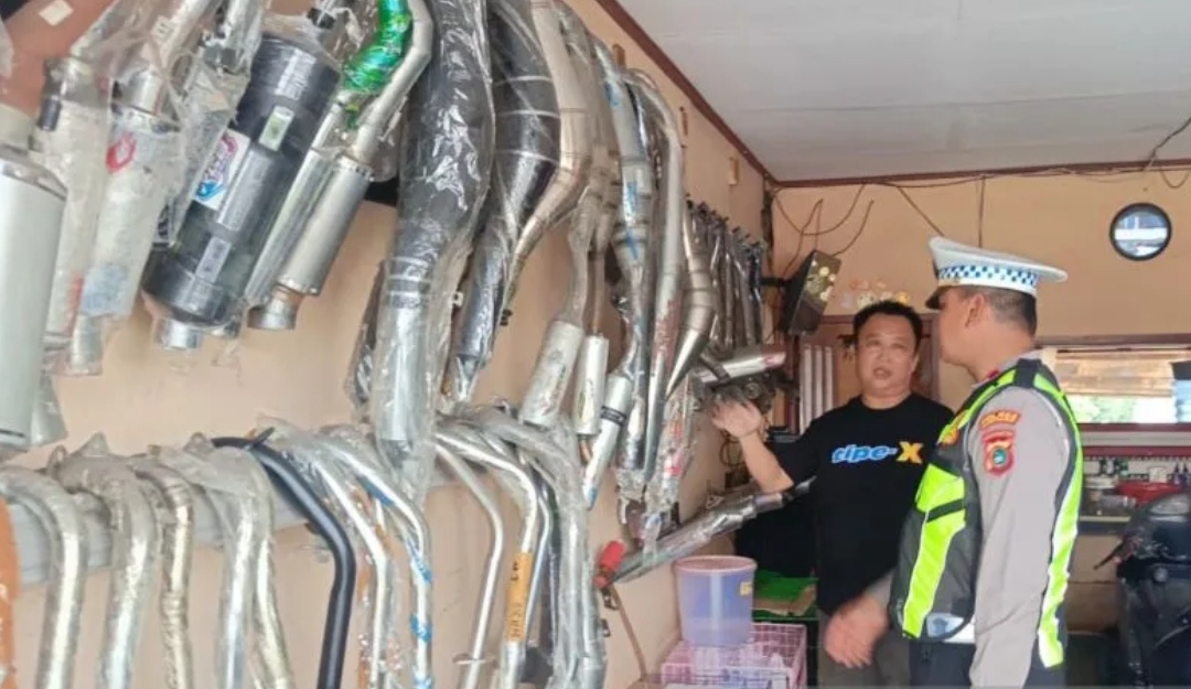 Satlantas Bangka Barat Datangi Pedagang Cegah Peredaran Knalpot Bising