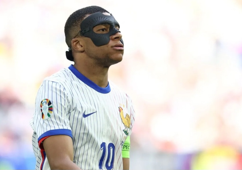 Tak Mudah Bagi Mbappe Bermain Pakai Topeng