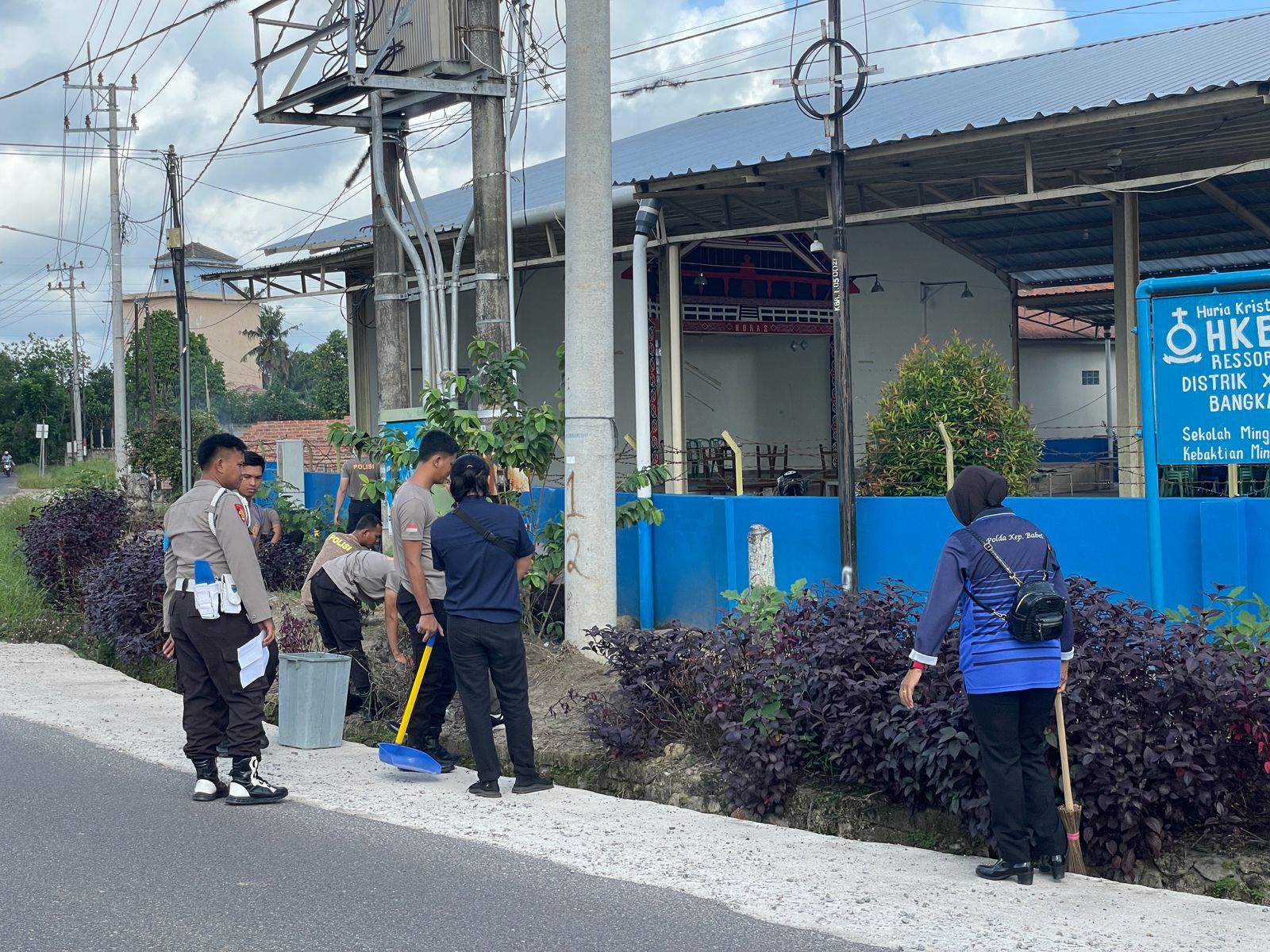 Sambut Bhayangkara 77, Polres Bateng Gelar Bakti Sosial Bersihkan 3 Rumah Ibadah di Koba