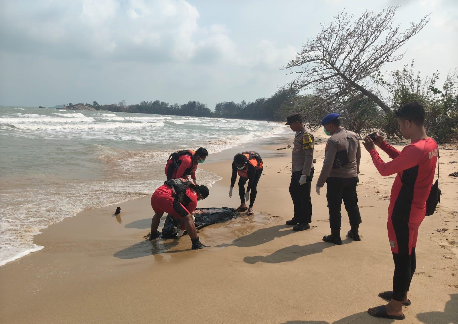 Pasang Jaring, Nelayan Toboali Temukan Mayat di pantai Gunung Namak