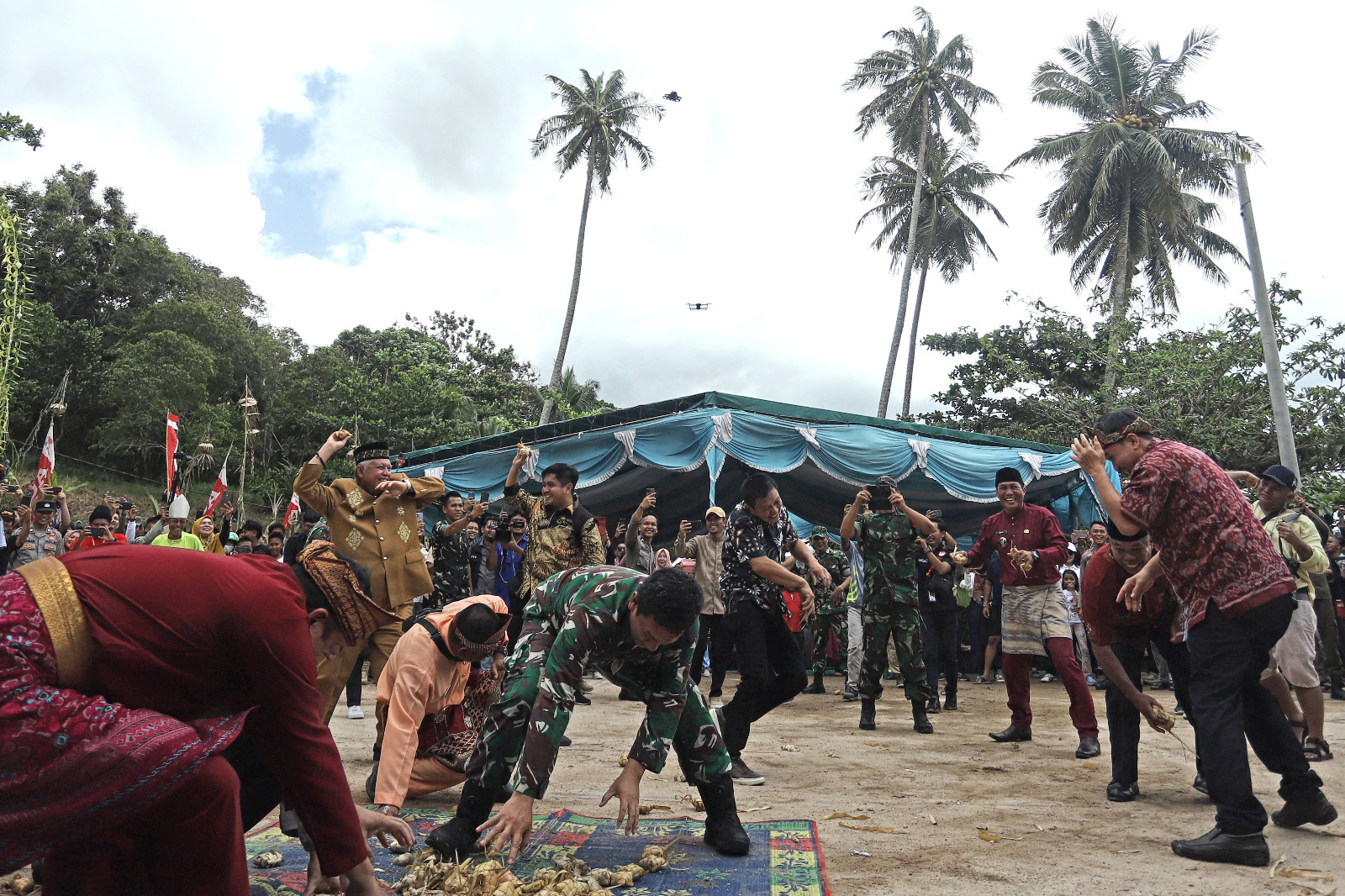 Ribuan Masyarakat Padati Festival Perang Ketupat 2024