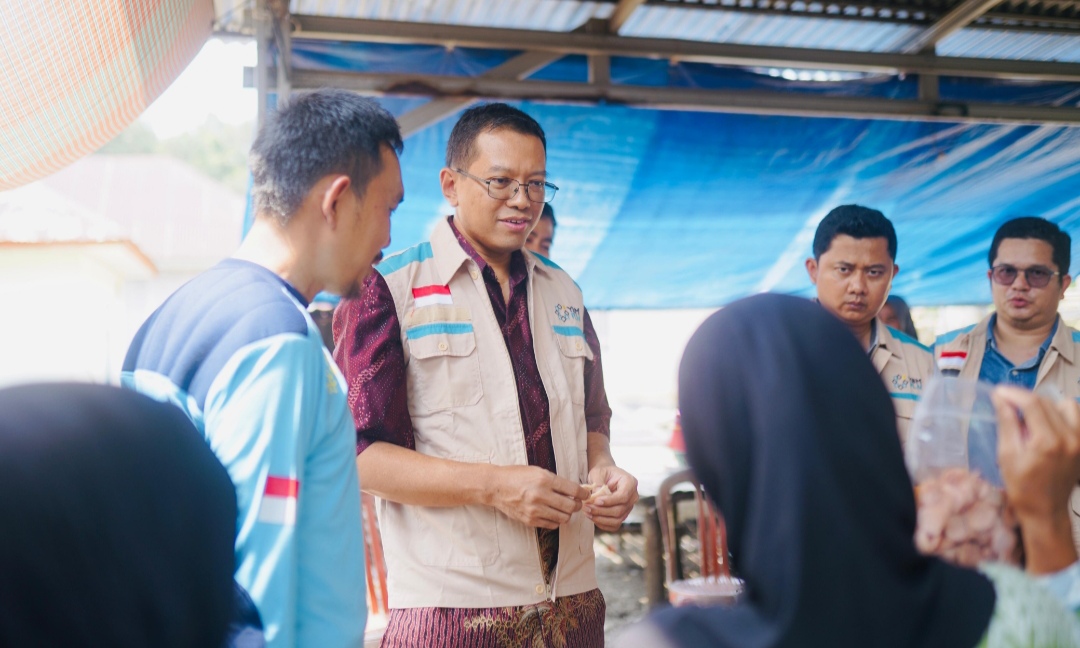 Ketua YBM PLN Kunjungi Desa Cahaya Tanjung Binga Belitung, Salurkan Bantuan YBM untuk Tingkatkan Ekonomi Warga