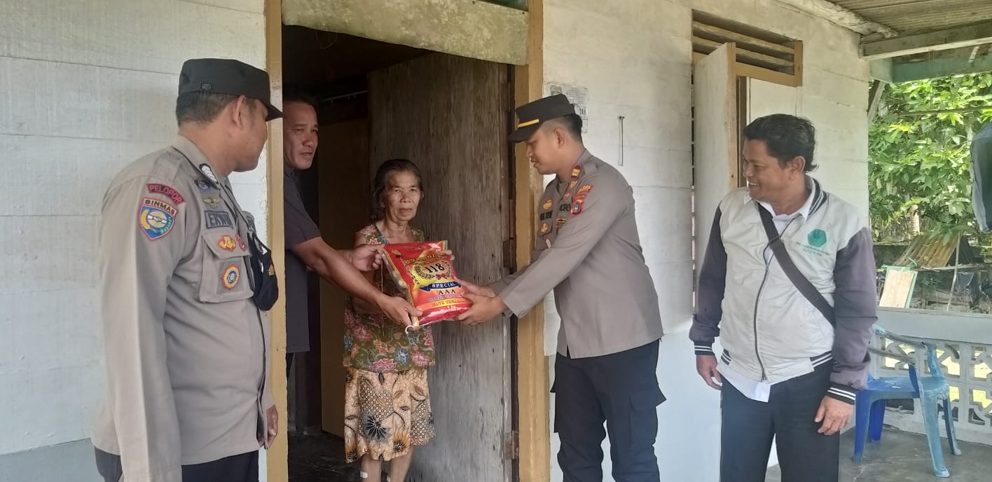 Peduli ke Warga, Polsek Riausilip dan FKPM Salurkan Beras ke Puluhan Warga