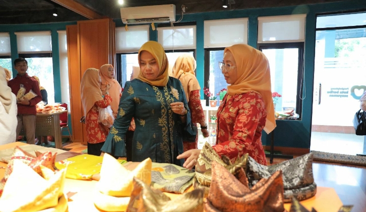 Terima Kunjungan DWP Ditjen Bina Adwil Kemendagri, Safriati Safrizal Promosikan Produk UMKM Babel