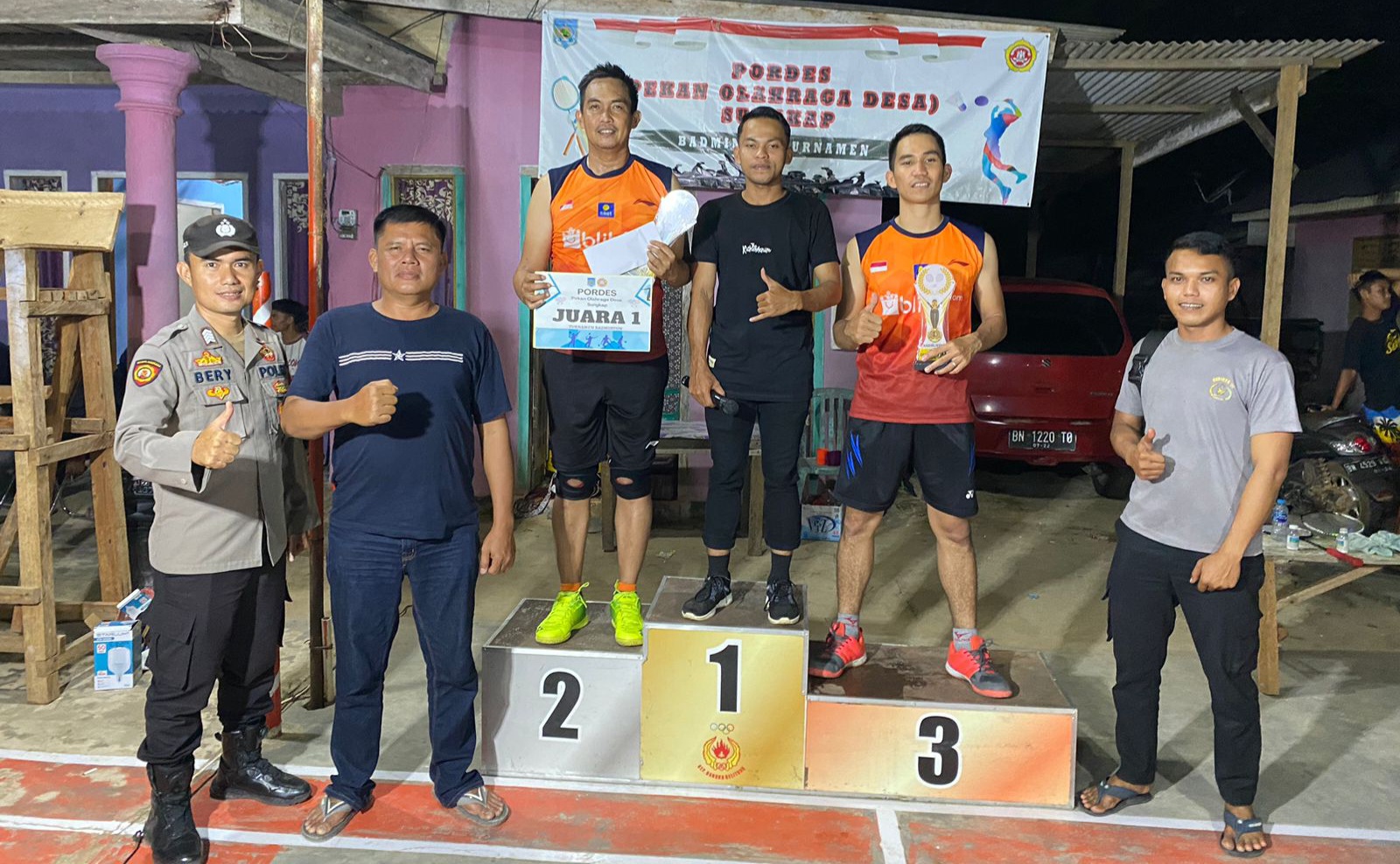 Hebat! Pasangan Kapolsek Simpang Katis dan Briptu Zalpin Juarai Badminton Ganda Putra Cup Pordes Sungkap 