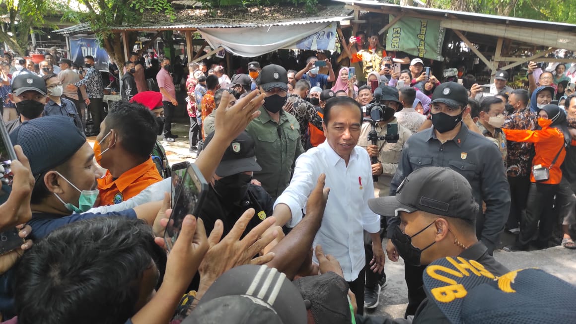 Kunjungi Pasar Muntok, Jokowi Disambut Ribuan Masyarakat