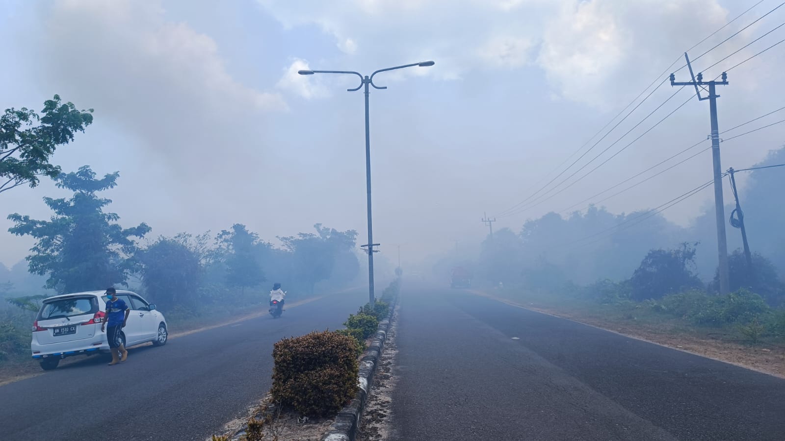 Sudah 2 Hari Kebakaran Hutan Lindung Bypas Koba Belum Bisa Dipadamkan, Bikin Kabut dan Mata Perih