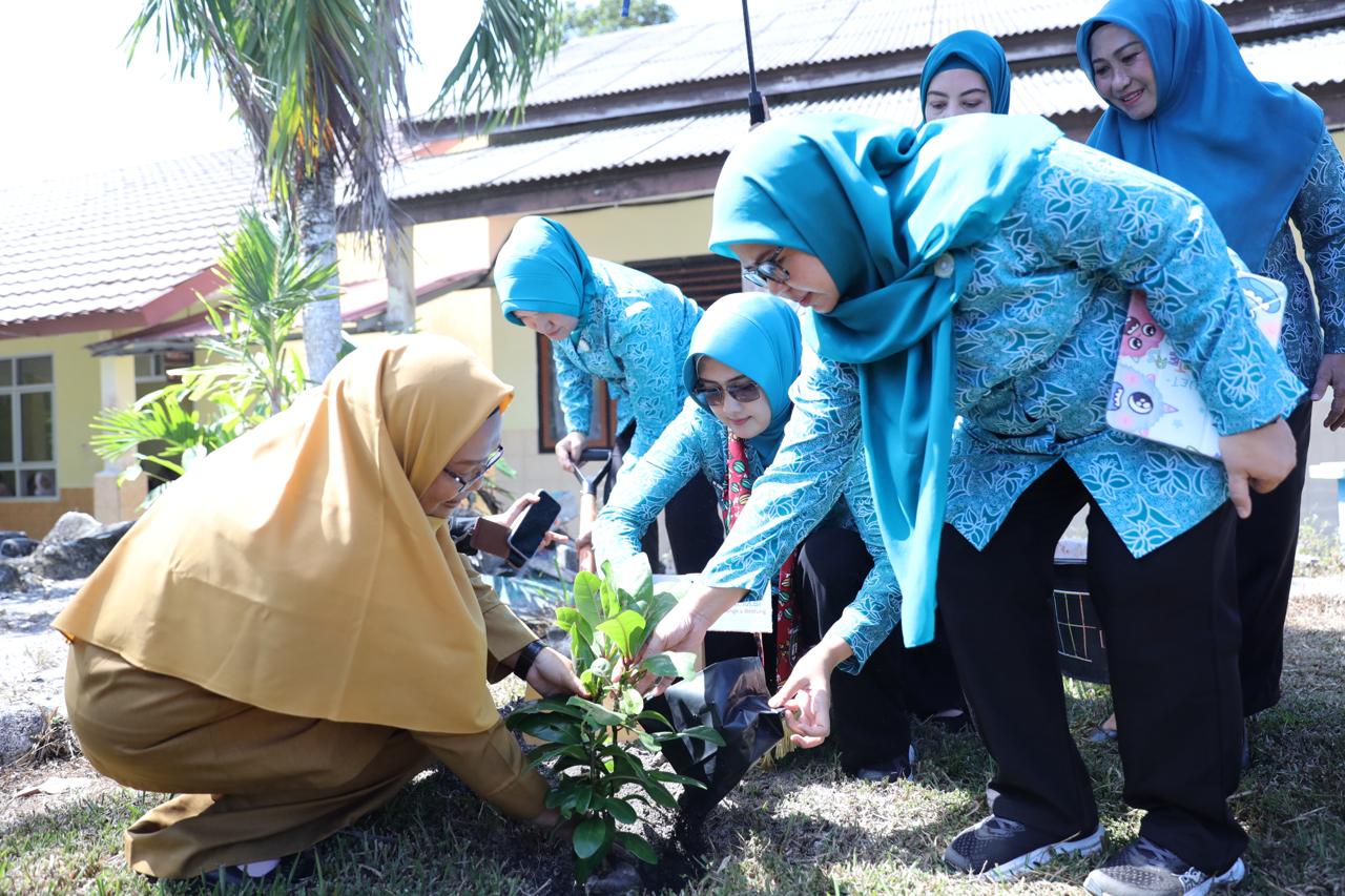Pohon Butun jadi Simbol Pengingat Kunjungan Noni Hidayat ke SMAN 1 Sijuk