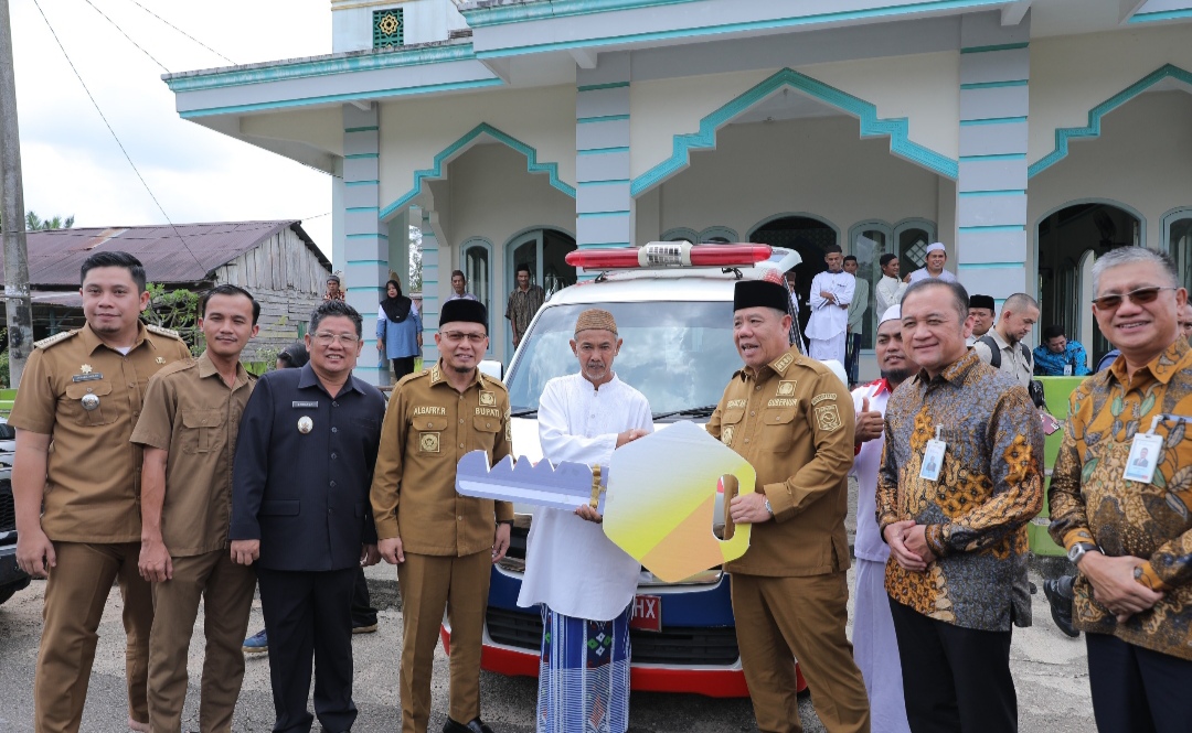 Perkuat Layanan Publik, Gubernur Babel Hidayat Arsani Serahkan Ambulans untuk Warga Desa Kemingking