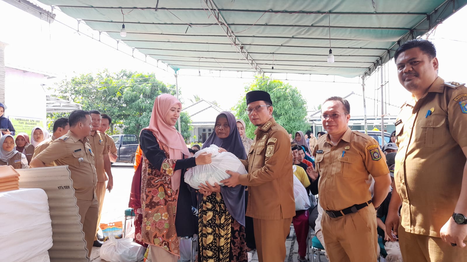 Perlang Dihantam Angin Puting Beliung, 42 Rumah Rusak dan 1 Orang Tewas, Pemkab Salurkan Sembako Hingga Asbes