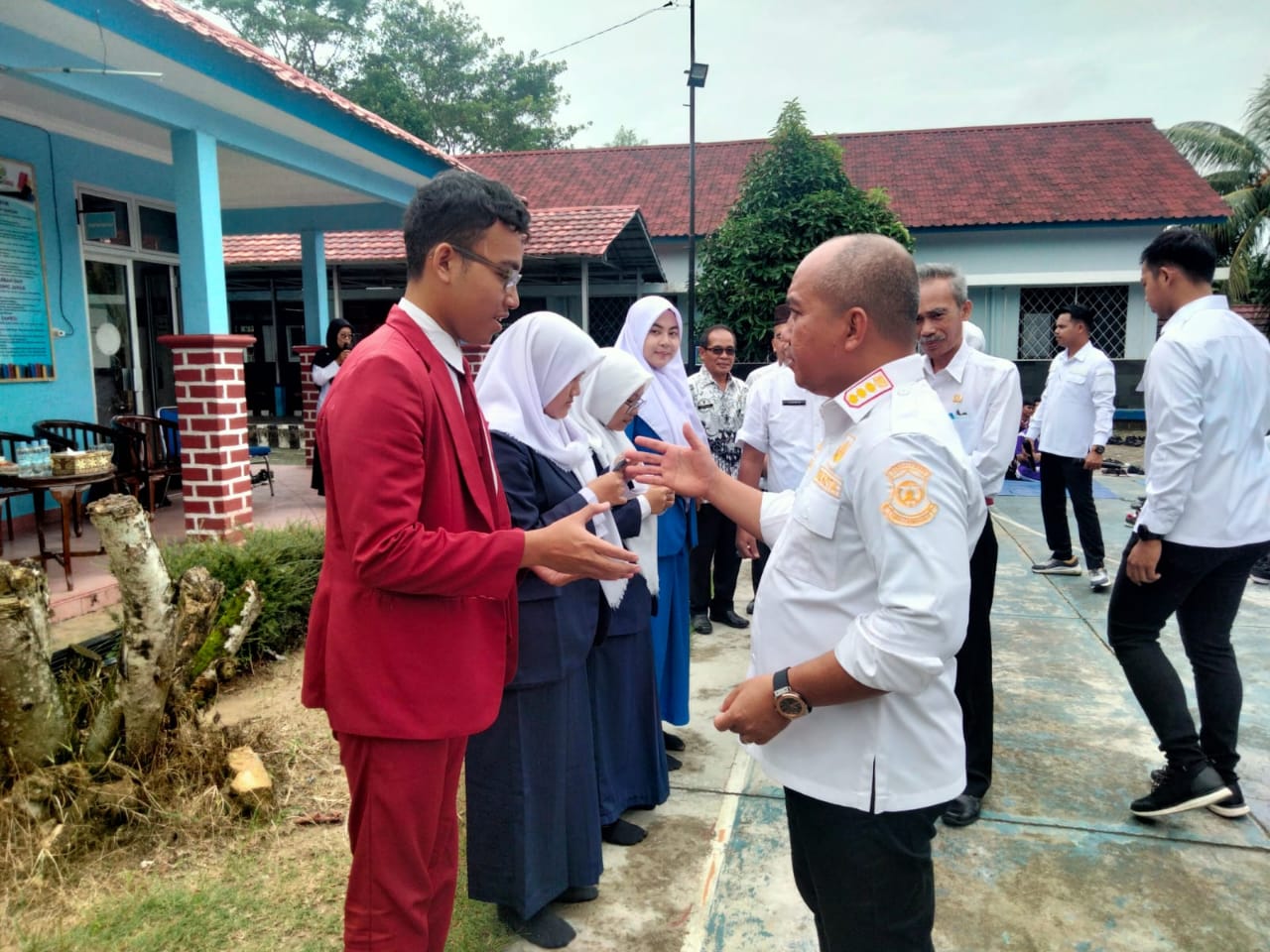 Sambil Bagikan KTP-el, Wako Molen Ajak Siswa SMKN 1 Diskusi