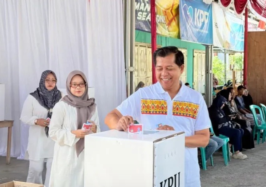 Nyoblos di TPS 7 Selindung, Basit Ajak Masyarakat Jaga Keteduhan
