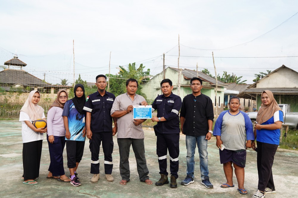 PT Timah Serahkan Bantuan Perbaikan Lapangan Voli di Desa Rias 