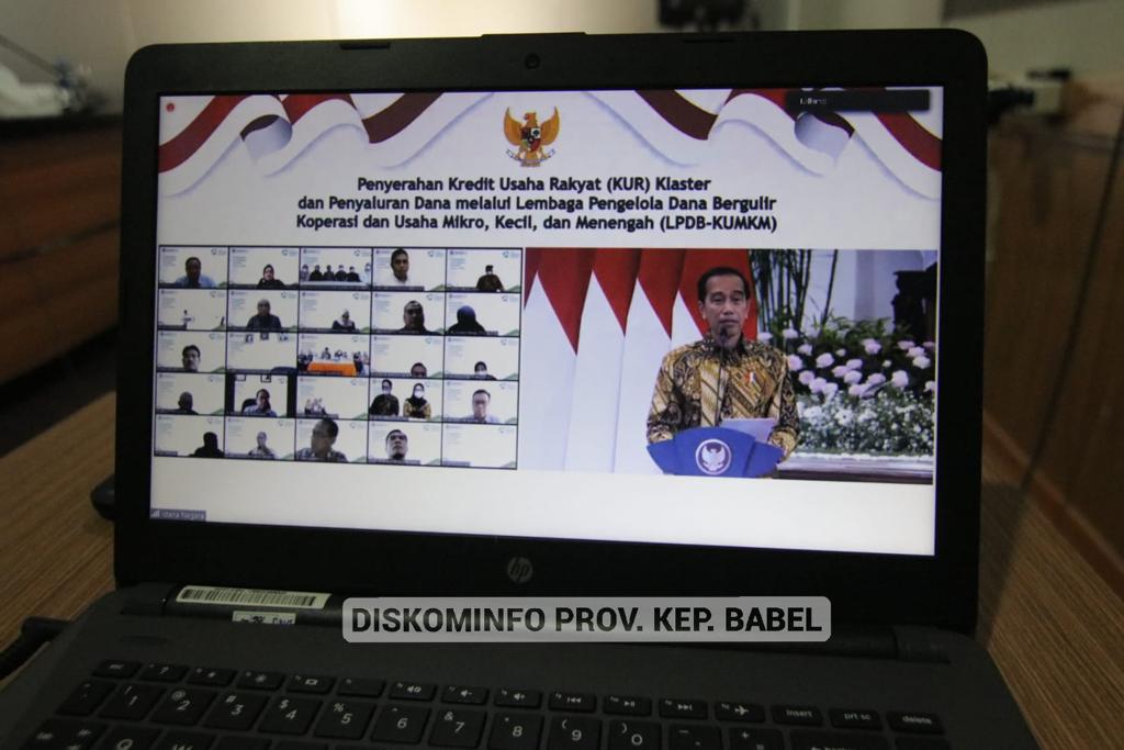 Presiden Serahkan Dana KUR Klaster Secara Simbolis