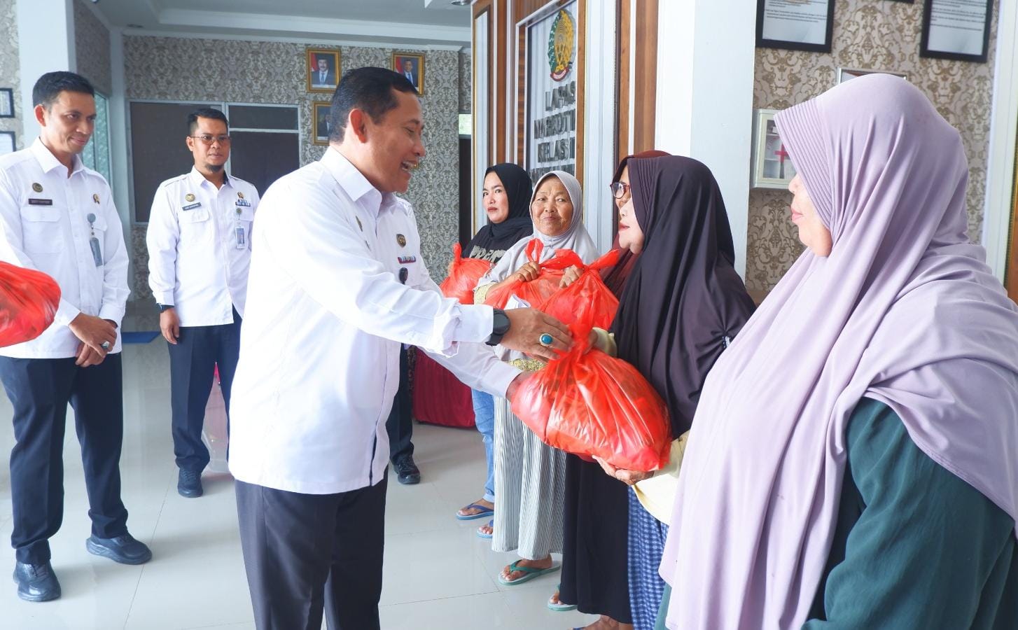 Lapas Narkotika Pangkalpinang Serahkan Bansos Rutin untuk Keluarga Warga Binaan dan Masyarakat