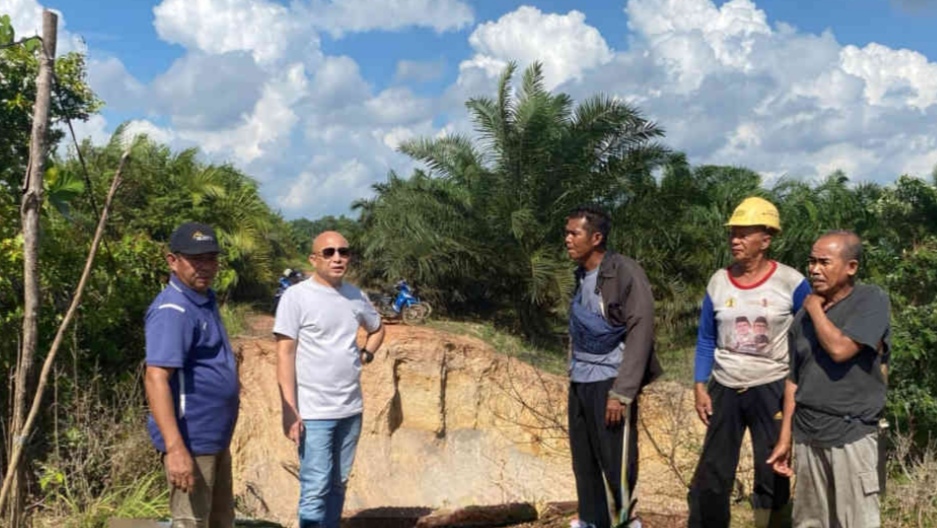 Didit Srigusjaya Tinjau Jalan Tani Rusak di Desa Nibung