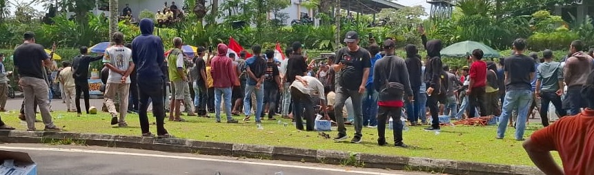 Aksi Depan PT Timah, Massa Mulai Berdatangan