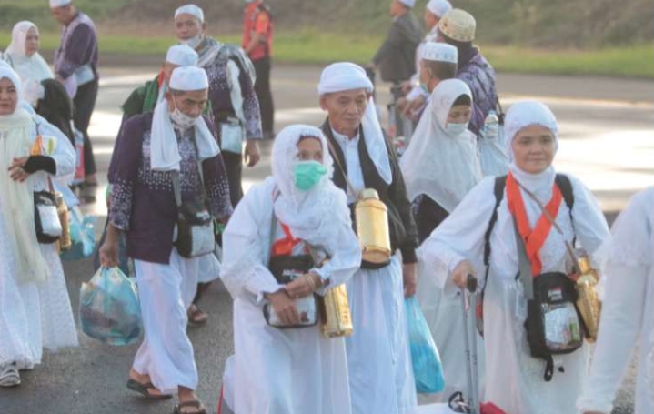 Kedatangan Rombongan Haji Bangka Tengah Disambut Wabup di Bandara Depati Amir
