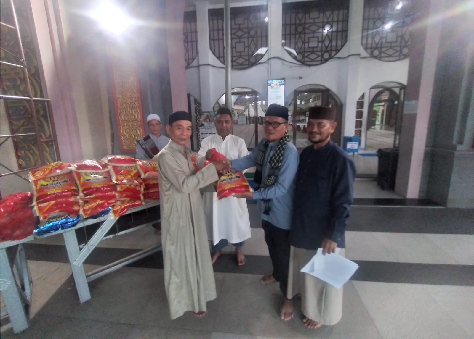Masjid Agung Salurkan Bantuan 53 Paket Sembako Lewat Program Seribu Berkah